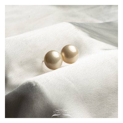Oversized Flat Pearl Cream Ear Studs 20mm