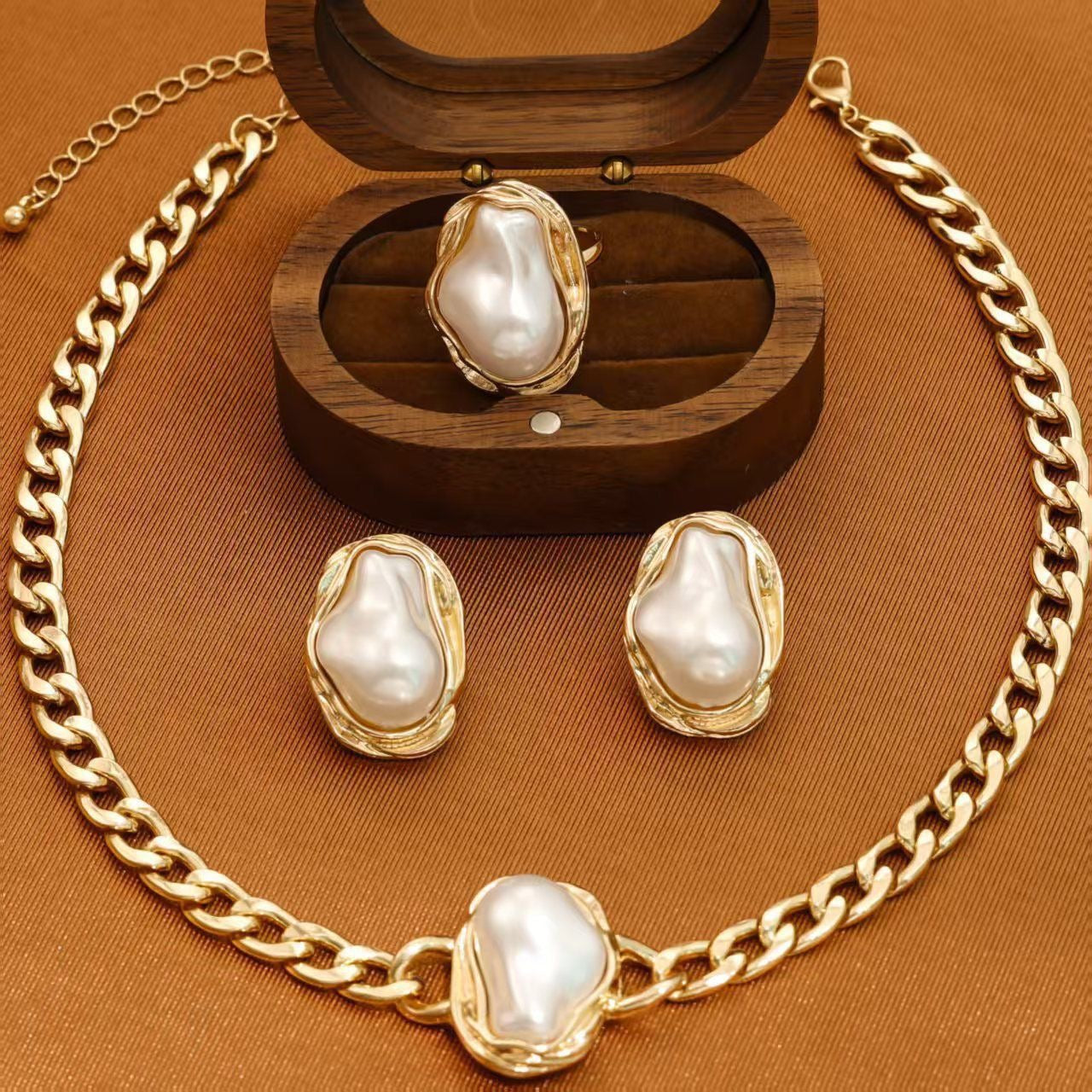 Classic Pearl Chain Set